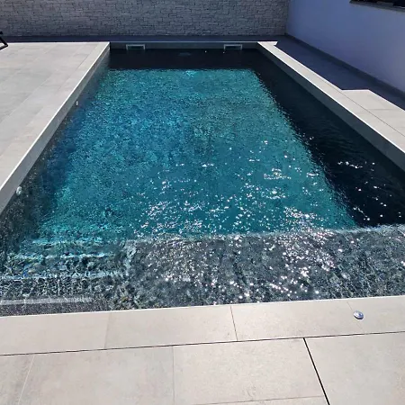 Mi - Modern With Swimming Pool * Pula
