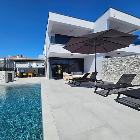 Mi - Modern With Swimming Pool Villa Pula