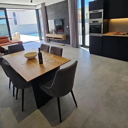 Mi - Modern With Swimming Pool